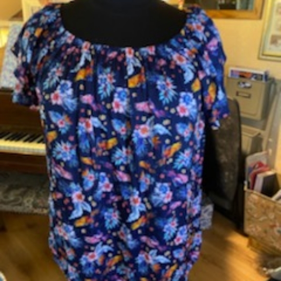 Terra and Sky Parrot and Floral Blouse - Picture 2 of 8